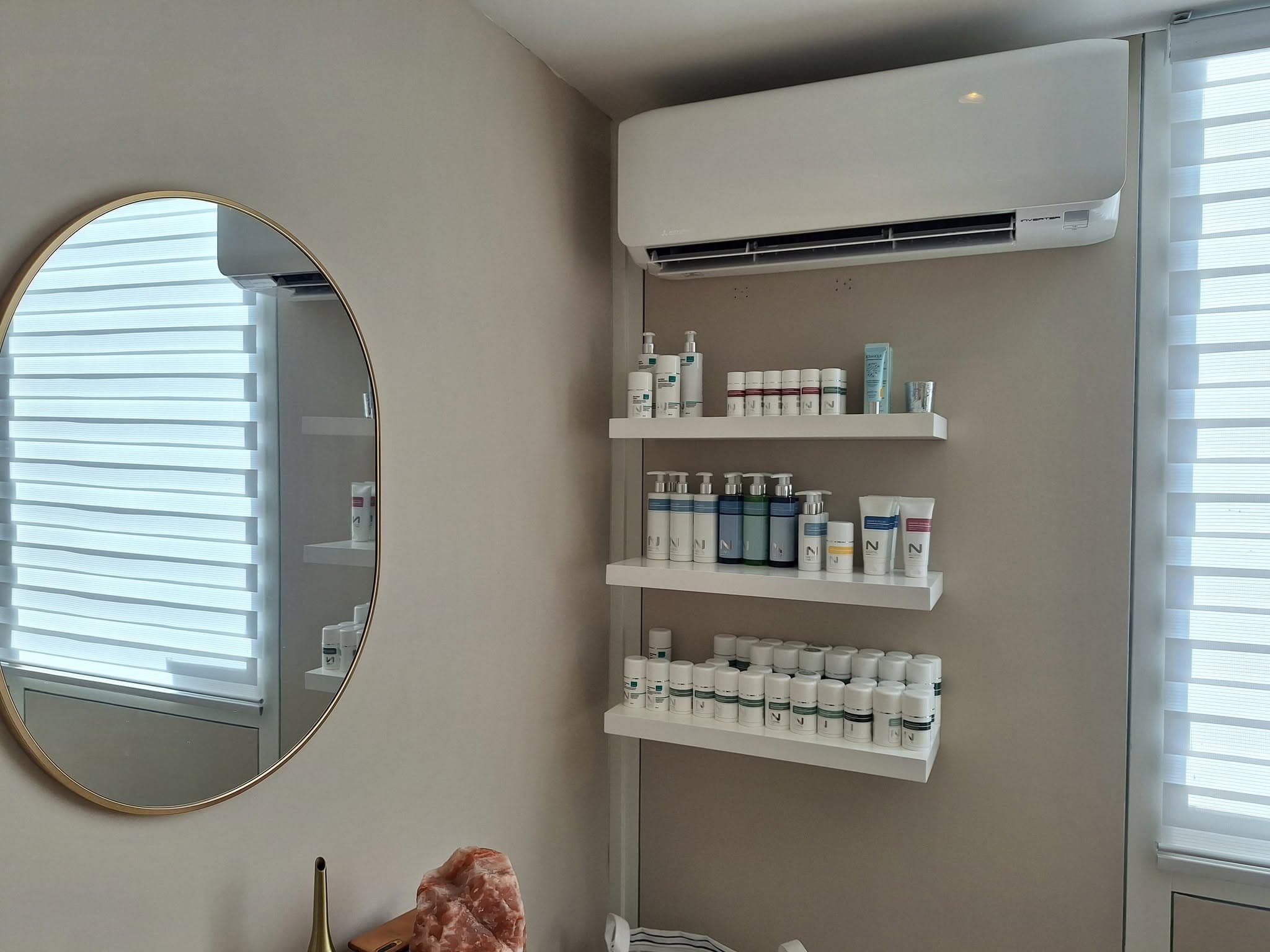 Mitsubishi Electric wandunit in een salon, leidingwerk uit het zicht