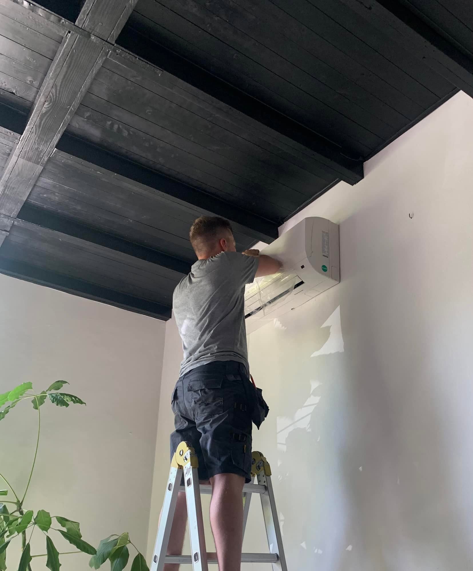 Monteur van DVL Klimaattechniek monteert een airco